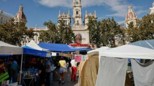 Tiendas de campaña de la acampada por la vivienda en la plaza del Ayuntamiento de València