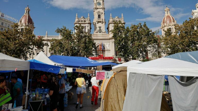 Huelga general del 11 de noviembre: qué pasa con tu sueldo, tu contrato y tu cotización si la secundas Tiendas de campaña de la acampada por la vivienda en la plaza del Ayuntamiento de València