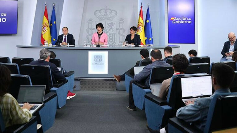 Baja por menopausia: el BOE fija desde cuándo, cuánto se cobra y quién puede pedirla Luis Planas, Elma Saiz e Isabel Rodríguez en la rueda de prensa posterior al Consejo de Ministros del 20 de octubre de 2026