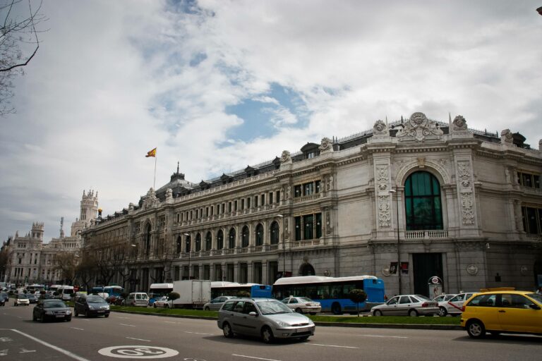 El Banco de España eleva al 3,9% la inflación prevista para 2026 y sube más de un punto la de 2027 Fachada del edificio del Banco de España en la calle de Alcalá, junto a la plaza de Cibeles, en Madrid