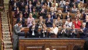 Deducción por alquiler en la Renta: quién podrá desgravarse hasta 1.163 euros y qué falta para que sea definitiva Pedro Sánchez recibe el aplauso de la bancada socialista durante una sesión plenaria del Congreso de los Diputados
