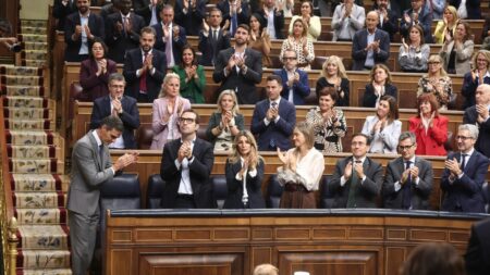 Deducción por alquiler en la Renta: quién podrá desgravarse hasta 1.163 euros y qué falta para que sea definitiva Pedro Sánchez recibe el aplauso de la bancada socialista durante una sesión plenaria del Congreso de los Diputados