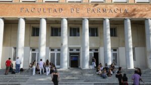 Estudiantes universitarios camino de clase en la Universidad Complutense de Madrid el primer día del curso 2026-2027