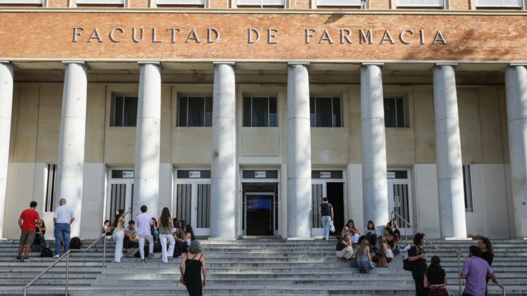 Estatuto del Estudiantado: como norma general, revisar un examen ya no podrá bajarte la nota y podrás pedir copia corregida Estudiantes universitarios camino de clase en la Universidad Complutense de Madrid el primer día del curso 2026-2027