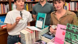 Los tres libreros de Pérgamo anuncian en vídeo el cierre del local de la calle del General Oráa