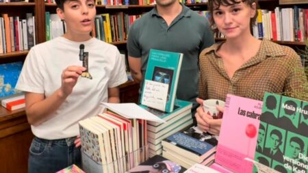 Los tres libreros de Pérgamo anuncian en vídeo el cierre del local de la calle del General Oráa