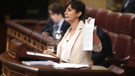 La ministra de Vivienda, Isabel Rodríguez, en la tribuna del Congreso con un documento en la mano